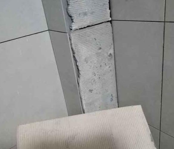 曲水瓷砖空鼓维修公司分享下厨房瓷砖脱落的补救措施。